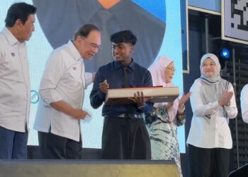 ANWAR Ibrahim (dua dari kiri) merasmikan Majlis Peluncuran Pelan Induk Bumiputera Tunas Madani dan Projek Perumahan JKPSB di UiTM Permatang Pauh, Pulau Pinang, hari ini. - UTUSAN/SITI NUR MAS ERAH AMRAN