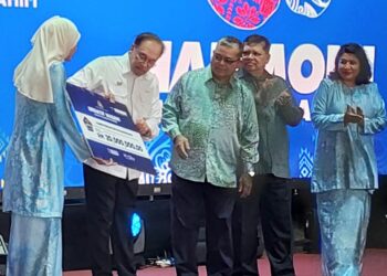 ANWAR Ibrahim (dua dari kiri) ketika menghadiri Majlis Perasmian Sambutan Minggu Perpaduan Peringkat Kebangsaan 2025 di pekarangan Stadium Batu Kawan, Pulau Pinang.-UTUSAN/ISWAN SHAFIQ ISA