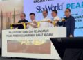 ANWAR Ibrahim (tengah) ketika merasmikan Majlis Pecah Tanah dan Pelancaran Projek Pembangunan Rumah Bakat MADANI SkyWorld Pearlmont di Seberang Jaya, Pulau Pinang hari ini.-UTUSAN/SITI NUR MAS ERAH AMRAN