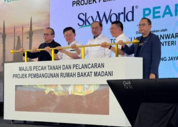 ANWAR Ibrahim (tengah) ketika merasmikan Majlis Pecah Tanah dan Pelancaran Projek Pembangunan Rumah Bakat MADANI SkyWorld Pearlmont di Seberang Jaya, Pulau Pinang hari ini.-UTUSAN/SITI NUR MAS ERAH AMRAN