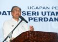 ANWAR Ibrahim ketika berucap dalam majlis pecah tanah Kompleks Madani Teluk Kumbar, di Teluk Kumbar, Pulau Pinang, hari ini.