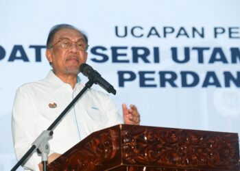 ANWAR Ibrahim ketika berucap dalam majlis pecah tanah Kompleks Madani Teluk Kumbar, di Teluk Kumbar, Pulau Pinang, hari ini.