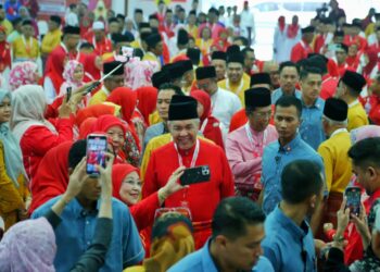 AHMAD Zahid Hamidi ketika hadir pada Majlis Perasmian Mesyuarat Perwakilan UMNO Bahagian Tampin 2025 di Dewan Perdana Tampin, di sini, hari ini. - UTUSAN/MOHD SHAHJEHAN MAAMIN