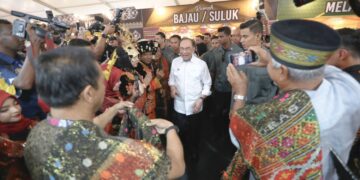 ANWAR Ibrahim beramah mesra dengan para perwakilan ketika hadir pada pertemuan bersama Pimpinan Keadilan Wilayah Persekutuan 
di Pusat Konvensyen Antarabangsa Putrajaya (PICC), semalam. – UTUSAN/FAIZ ALIF ZUBIR