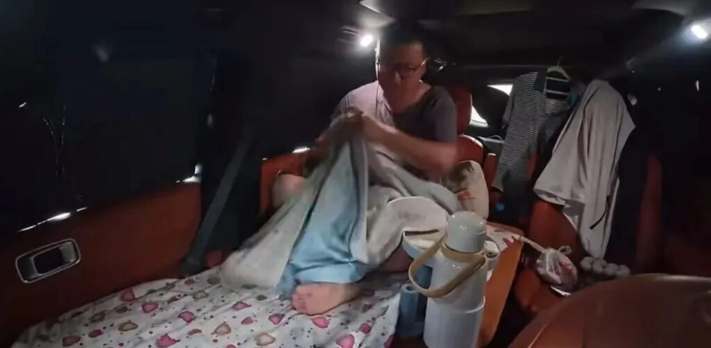 Tiga tahun tidur dalam kereta demi jimat kos hidup di Beijing Tiga tahun tidur dalam kereta demi jimat kos hidup di Beijing