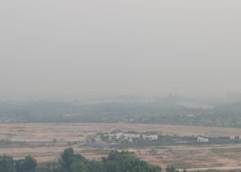 PEMANDANGAN cuaca berjerebu yang kelihatan sejak awal pagi tadi di Eco Majestic, Semenyih.