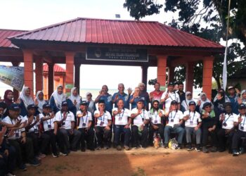 SAIFUDDIN Nasution Ismail bersama menteri dan ahli Parlimen Kerajaan Perpaduan bergambar bersama penduduk pada Program Ukhwah Kepimpinan Madani di Jeti Nelayan Kampung Telok Pelandok, Port Dickson hari ini. - UTUSAN /NUR SHARIEZA ISMAIL