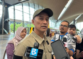 MOHD. Shuhaily Mohd Zain dalam sidang akhbar di Lapangan Terbang Antarabangsa Kuala Lumpur (KLIA), Sepang.
