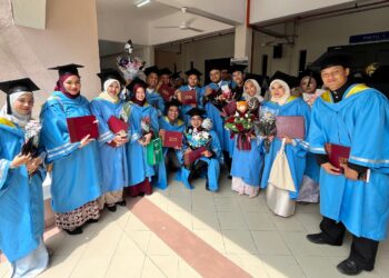 SEBAHAGIAN graduan Ijazah Sarjana Muda Komunikasi Penyiaran meraikan Istiadat Konvokesyen UIS Ke-27, hari ini.