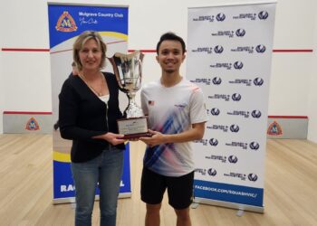 MUHAMMAD Addeen Idrakie bersama trofi yang dimenangi pada perlawanan akhir Terbuka Victoria di Melbourne, Australia, hari ini. - Ihsan SRAM