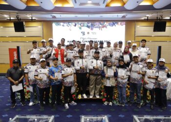 Shamsul Azri bergambar bersama sekretariat Karnival Sukan Ansara 2025.