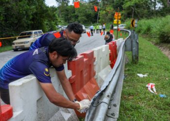 PETUGAS dari pelbagai agensi dan jabatan kerajaan  melakukan kerja-kerja penyiasatan dan mengumpul maklumat berkenaan insiden meragut 15 nyawa penuntut UPSI di Jalan Raya Timur-Barat (JRTB) dekat Gerik, Perak pada Jun lalu. – UTUSAN/MUHAMAD NAZREEN SYAH MUSTHAFA