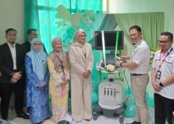 LING TIAN SOON melakukan gimik penyerahan mesin Echocardiography oleh Ikbal Salam & Associates kepada HSI, Johor Bahru.