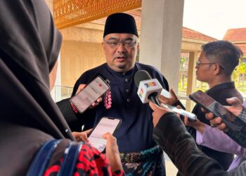 MOHAMED Fadzli Hassan (tengah) ketika ditemui pemberita selepas sidang DUN Kelantan di Kompleks Kota Darulnaim Kota Bharu, Kelantan- UTUSAN/ROSLIZA MOHAMED.