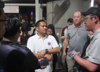 MOHAMAD Fazli Mohamad Salleh (tengah) mengadakan pertemuan dengan pihak LTA Singapura serta operator perkhidmatan bas yang beroperasi di CIQ BSI, Johor Bahru.