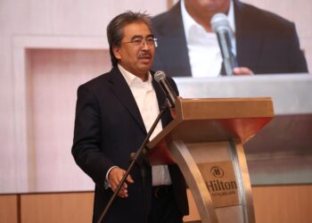 Datuk Seri Johari Abdul Ghani  ketika merasmikan sambutan ulang tahun kelima Media Mulia di Hotel Hilton malam tadi.