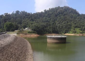 Cuaca panas dan kering khususnya di Pulau Pinang menyaksikan negeri ini kini berdepan lonjakan pengunaan air domestik yang ketara. - GAMBAR EMPANGAN AIR ITAM