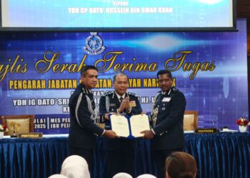 Mohd. Khalid menyaksikan penyerahan nota serah terima tugas dan tongkat kuasa jawatan Pengarah JSJN Bukit Aman daripada Pemangku Pengarah JSJN Bukit Aman, Datuk Mat Zani @ Mohd. Salahuddin Che Ali kepada Hussein dalam majlis yang turut dihadiri Timbalan Ketua Polis Negara, Tan Sri Ayob Khan Mydin Pitchay.