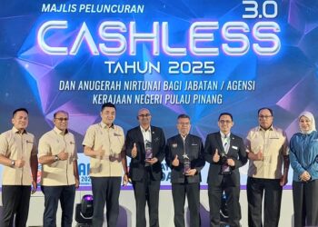H'NG Mooi Lye (tiga dari kiri) pada Majlis Peluncuran Cashless 3.0 2025 dan Anugerah Nirtunai Bagi Jabatan Dan Agensi Kerajaan Negeri Pulau Pinang di Bayan Lepas, Pulau Pinang hari ini.