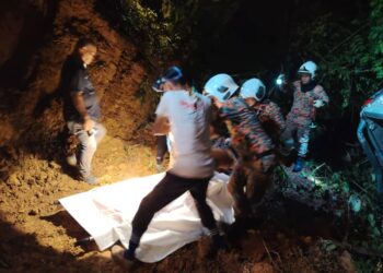 Anggota bomba mengangkat mayat mangsa yang meninggal dunia akibat dihempap kenderaan selepas terjatuh ke dalam gaung sedalam 10 meter di Jalan Musah Kajah, Song.