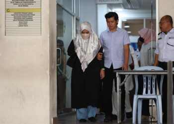 Ibu kepada Zayn Rayyan Abdul Matin tidak dapat menahan sebak selepas diperintah membela diri terhadap pertuduhan mengabaikan anak autismenya.-UTUSAN/FARIZ RUSADIO