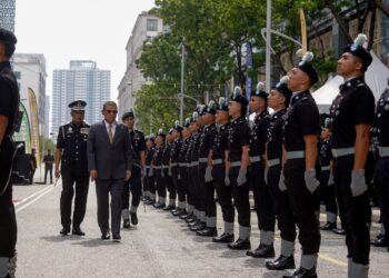 Saifuddin Nasution Ismail memeriksa perbarisan ketika hadir Sambutan Hari Imigresen ke-103 di Putrajaya. - UTUSAN/FAISOL MUSTAFA