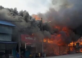 DERETAN 14 unit kedai papan berusia hampir 100 tahun di Pekan Simpang Bekoh, Jasin, Melaka musnah dalam kebakaran petang tadi.
