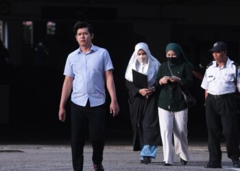 ZAIM Ikhwan Zahari dan Ismanira Abdul Manaf yang juga ibu bapa kepada kanak-kanak autisme, Zayn Rayyan Abdul Matiin, tiba di pekarangan Mahkamah Sesyen di sini pada pukul 8 pagi tadi.