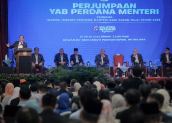 ANWAR IBRAHIM ketika berucap pada Majlis Perjumpaan Perdana Menteri bersama Warga Jabatan Perdana Menteri di Putrajaya. - UTUSAN/FAIZ ALIF ZUBIR