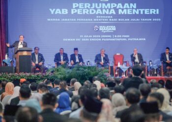 ANWAR Ibrahim ketika berucap pada Majlis Perjumpaan Perdana Menteri bersama warga Jabatan Perdana Menteri di Putrajaya, semalam. – UTUSAN/FAIZ ALIF ZUBIR