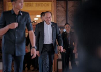 ANWAR IBRAHIM ketika hadir pada Majlis Perjumpaan Perdana Menteri bersama Warga Jabatan Perdana Menteri di Putrajaya. - UTUSAN/FAIZ ALIF ZUBIR