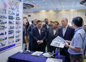 FADILLAH Yusof berucap pada Majlis Perasmian Malaysia Water Forum 2025 di Putrajaya. - UTUSAN/FAIZ ALIF ZUBIR