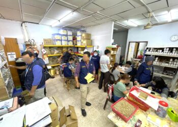 BEBERAPA orang pegawai dari Cawangan Penguatkuasaan Farmasi (CPF), JKNPP sedang memeriksa sebuah premis yang dipercayai menjual produk tradisional tidak berdaftar dan mengandungi racun berjadual di Kepala Batas, Pulau Pinang, baru-baru ini.