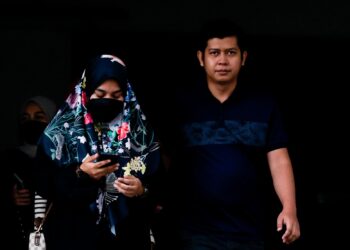 ISMANIRA Abdul Manaf ditemani suaminya, Zaim Ikhwan Zahari untuk hadir bagi menyambung keterangan bela diri bagi kes pengabaian anak autisme mereka Zayn Rayyan,di Mahkamah Sesyen, di sini hari ini. - UTUSAN/SHIDDIEQIIN ZON