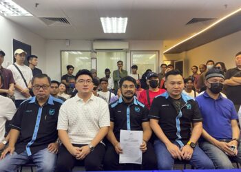 BENJAMIN Lee (kanan) bergambar selepas sidang akhbar di pejabat Pertubuhan Kemanusiaan Masyarakat Antarabangsa Malaysia (MHO) di sini hari ini.