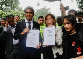 SYED Saddiq Syed Abdul Rahman (dua kiri) menerima memorandum untuk menuntut Reformasi Akta Perhimpunan Aman 2012 dan pemansuhan Akta Hasutan.