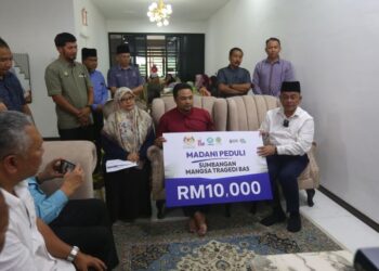 MOHD. Na'im Mokhtar menyampaikan sumbangan berjumlah RM10,000 kepada Mohd. Lutfi Radzi yang terlibat nahas di Gerik, Perak di bawah Program Ziarah Madani Peduli di Bukit Banyan, Sungai Petani.