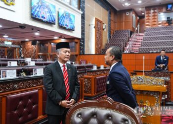 DATUK Ahmad Ibrahim (kanan) angkat sumpah Ahli Dewan Negara hari ini.
