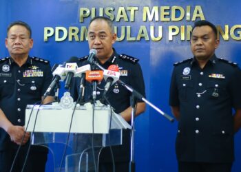 MOHD. Alwi Zainal Abidin (tengah) ketika sidang akhbar di Pulau Pinang baru-baru ini.-UTUSAN/GAMBAR FAIL