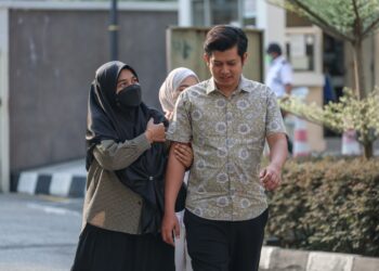 ISMANIRA Abdul Manaf dan Zaim Ikhwan Zahari hadir ke Mahkamah Sesyen, Petaling Jaya, Selangor hari ini. - UTUSAN/FARIZ RUSADIO