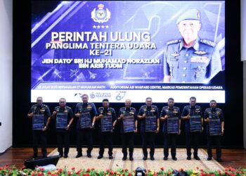 Panglima Tentera Udara, Jeneral Datuk Seri Muhamad Norazlan Aris (tengah), bergambar bersama komander-komander tertinggi tentera udara pada Majlis Perintah Ulung Panglima Tentera Udara ke-21, di Pangkalan Udara Subang, di sini hari ini. Foto: SHIDDIEQIIN ZON