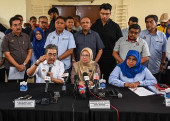 Ahli Parlimen Titiwangsa, Datuk Seri Johari Abdul Ghani ketika ditemui pemberita pada Sesi Libat Urus Menteri Wilayah Persekutuan berkenaan cadangan menaiktaraf jambatan dan jalan 2/76 Desa Pandan di Dewan Komuniti Desa Pandan di sini, hari ini. UTUSAN/SYAKIR RADIN