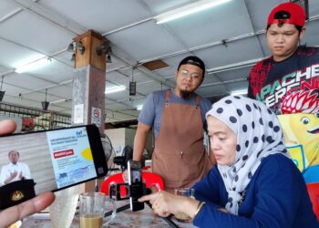 Orang ramai  menonton pengumuman Perdana Menteri di Seremban semalam. – UTUSAN/MOHD. SHAHJEHAN MAAMIN
