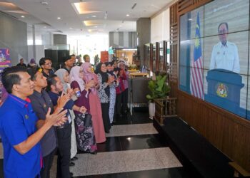 REAKSI orang ramai ketika mendengar Pengumuman Khas Perdana Menteri di paparan skrin di Putrajaya 
semalam.  UTUSANFAISOL MUSTAFA