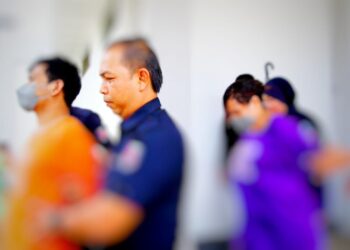 KEDUA-dua (depan dan belakang) tertuduh diiring anggota polis semasa menghadiri prosiding perbicaraan di Mahkamah Majistret Kuala Krai, Kelantan hari ini-UTUSAN/KAMARUL BISMI KAMARUZAMAN.