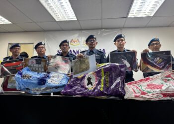 ROHAIZAD Ali (tiga dari kanan) ketika sidang akhbar mengenai rampasan bunga ganja di Perai, Pulau Pinang, hari ini.-UTUSAN/SITI NUR MAS ERAH AMRAN