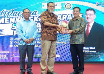ZULKAFLI Kamaruddin (kiri) dan Wong Hon Wai (kanan) menyampaikan sijil penghargaan kepada Ahmad Murad Mohd Noor Merican pada program Wacana Menyingkap Naratif Sejarah Awal Pulau Pinang di George Town, Pulau Pinang hari ini.