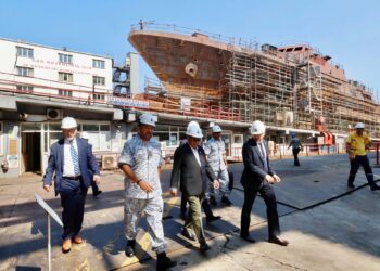 MOHAMED Khaled Nordin (tengah) ketika meninjau kemajuan pembinaan tiga kapal LMS milik TLDM dekat Istanbul Shipyard di Istanbul, Turkiye semalam.