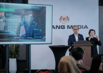 FAHMI Fadzil merangkap jurucakap Kerajaan Perpaduan ketika sidang media mingguan Kabinet di Kementerian Komunikasi, Putrajaya.