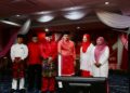 ASYRAF Wajdi Dusuki (tiga dari kanan) dan Fathul Bari Mat Jahya ketika menyempurnakan Majlis Perasmian Serentak Mesyuarat Perwakilan Wanita, Pemuda dan Puteri UMNO Bahagian Kangar di Hotel Putra Regency, Kangar, Perlis hari ini. -UTUSAN/IZLIZAN OTHMAN